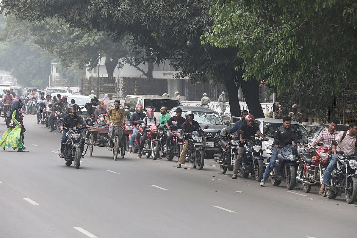 A long queue of motorcyclists at a filling station in the Bijoy Sarani area to collect fuel on9 March 2026.