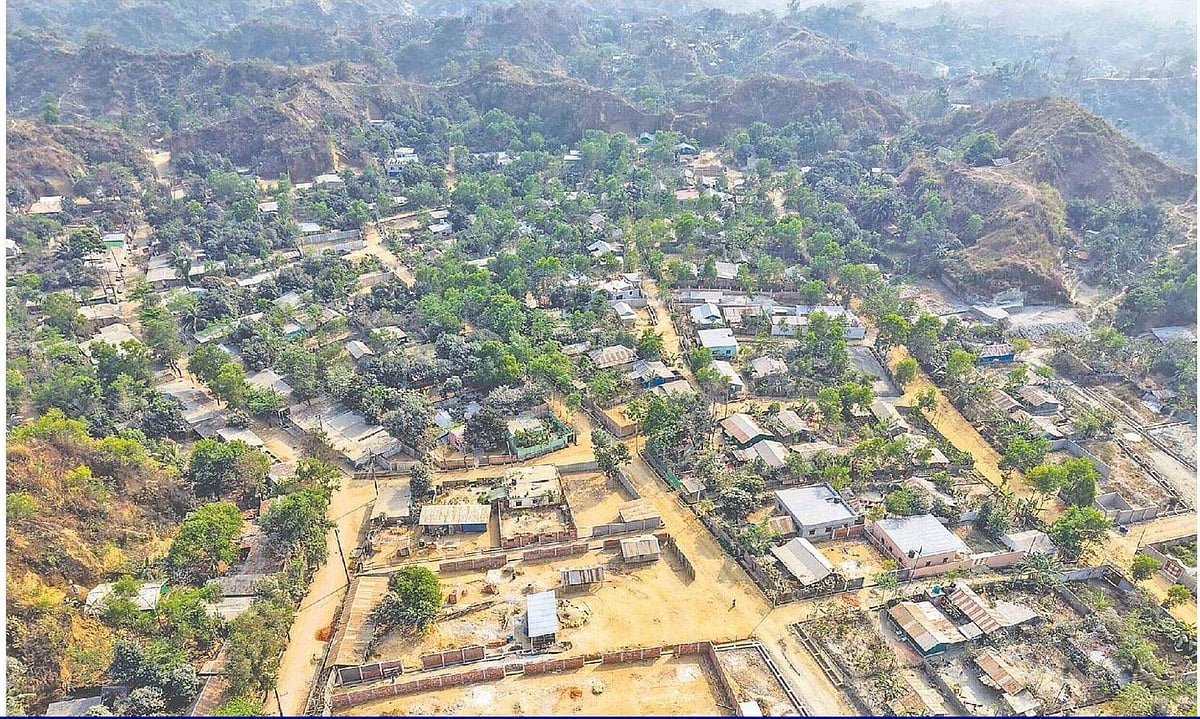 Homes are being built after illegally cutting hills in Jangal Salimpur. The photo was taken in the afternoon of 11 March 2026 in the Alinagar area of Sitakunda upazila in Chattogram