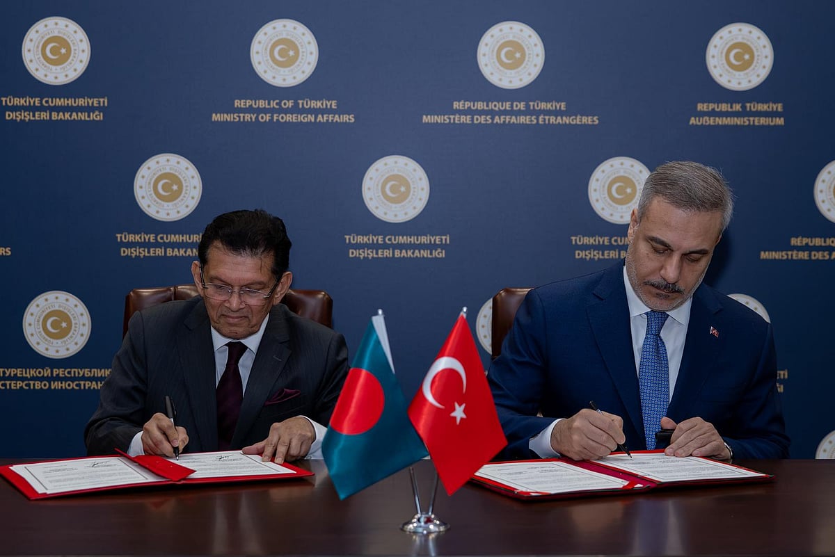 Foreign minister Khalilur Rahman and Türkiye’s foreign minister Hakan Fidan sign memorandum of understanding between the Diplomacy Academy of Türkiye and the Bangladesh Foreign Service Academy.
