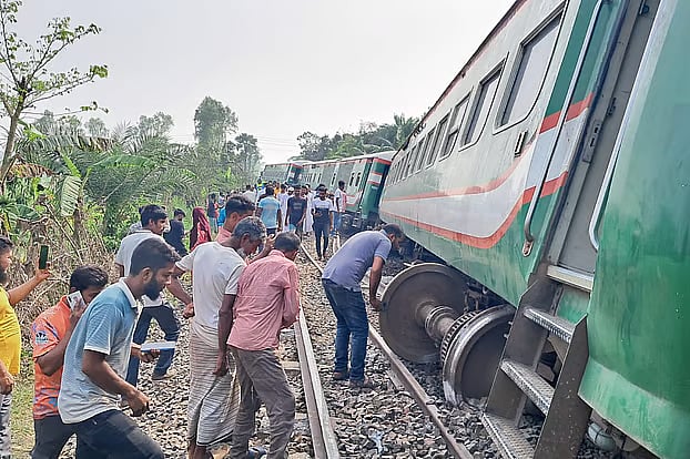 Nine compartments of the Nilsagar Express train have derailed in Adamdighi, Bogura. This incident occurred around 2:30 PM today, Wednesday, near Bagbari area not far from Santahar Junction in the upazila.