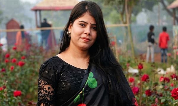 Woman dies after falling from an auto-rickshaw when a mugger pulled her bag