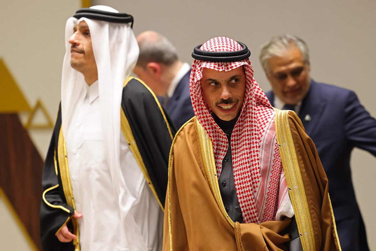 Saudi Arabia’s Foreign Minister Faisal bin Farhan Al-Saud (R) and his Qatari counterpart Mohammed bin Abdulrahman al-Thani attend the consultative ministrial meeting in Riyadh, on 19 March 2026
