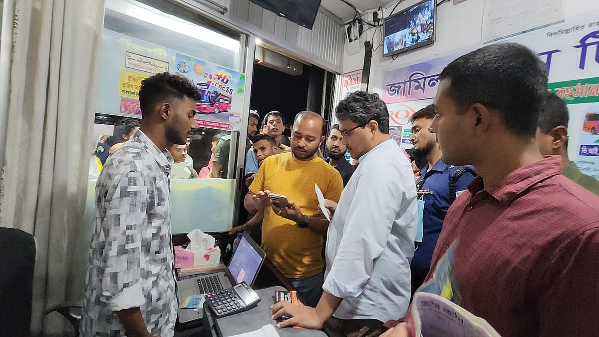 The Upazila Nirbahi Officer and the executive magistrate conducts the operation at Mawna intersection area of Gazipur in the night of 19 March 2026