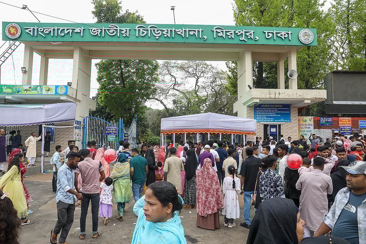 Visitors flock entrance of National Zoo on 21 March 
