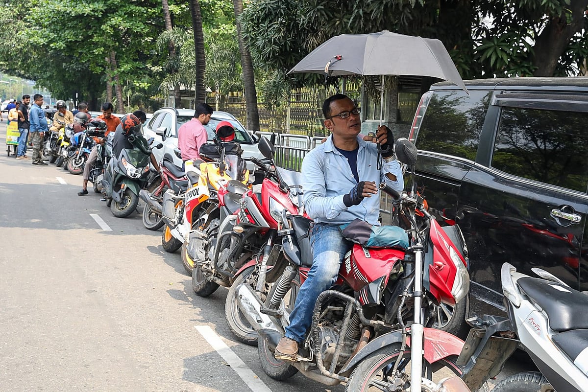 Long queue of motorcyclists to buy fuel oil in Bijoy Sarani area, Dhaka on 24 March 2026