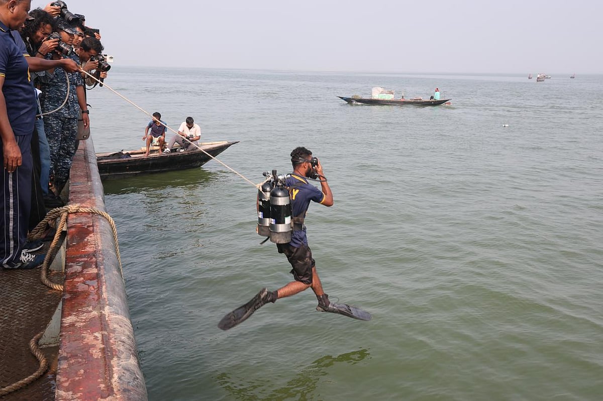 A Bangladesh Navy diver jumps into the Padma River to find out bodies after a bus plunged into the Padma River from a pontoon at Daulatdia Ghat in Goalanda Upazila of Rajbari on 25 March 2026. The photo is taken on 26 March 2026