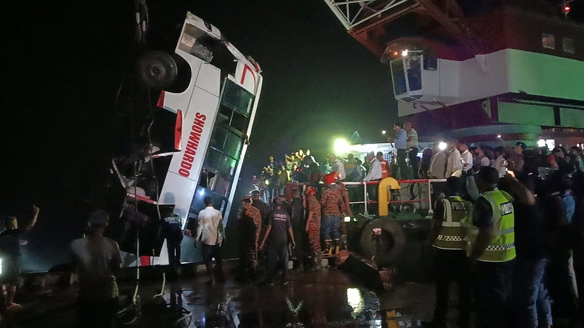 Fire service personnel pulled the bus out with the help of the rescue ship Hamza about six hours after it sinks. At around 12:30 am on 26 March, 2026 at the Daulatdia ferry terminal in Rajbari.