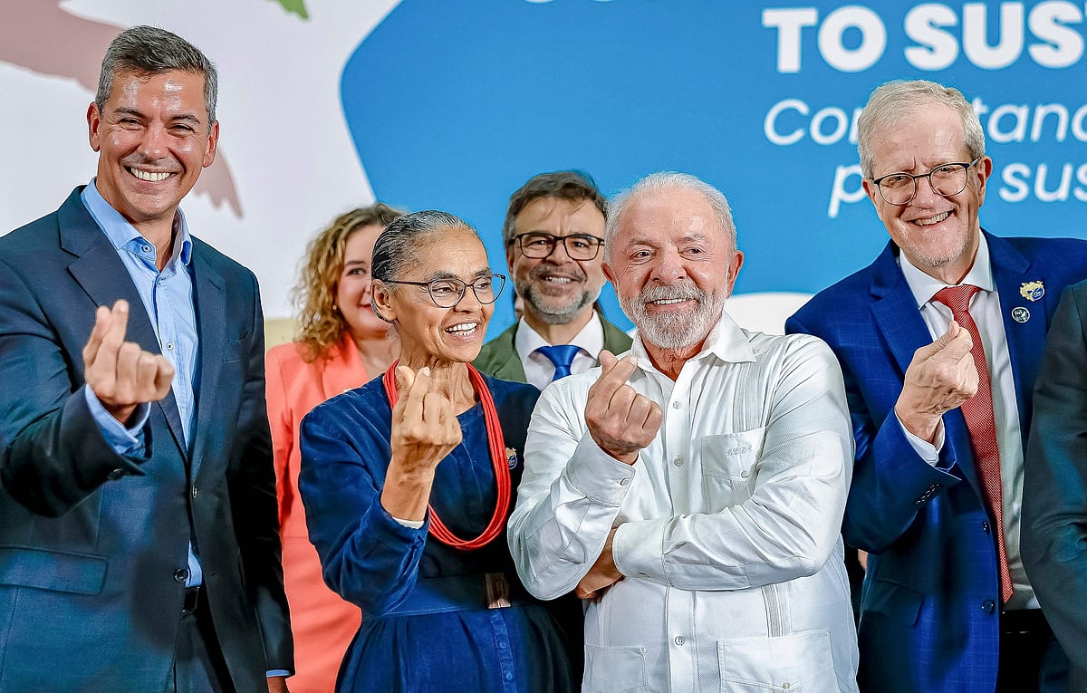 Handout picture released by the Brazilian Presidency shows (L to R) Paraguay's President Santiago Pena, Brazil's Environment Minister Marina Silva, Brazil's President Luiz Inacio Lula da Silva and COP15 President Joao Paulo Capobianco posing for pictures on the eve of the 15th Conference of the Parties to the Convention on Migratory Species (CMS COP15) in Campo Grande, Brazil on 22 March 2026.