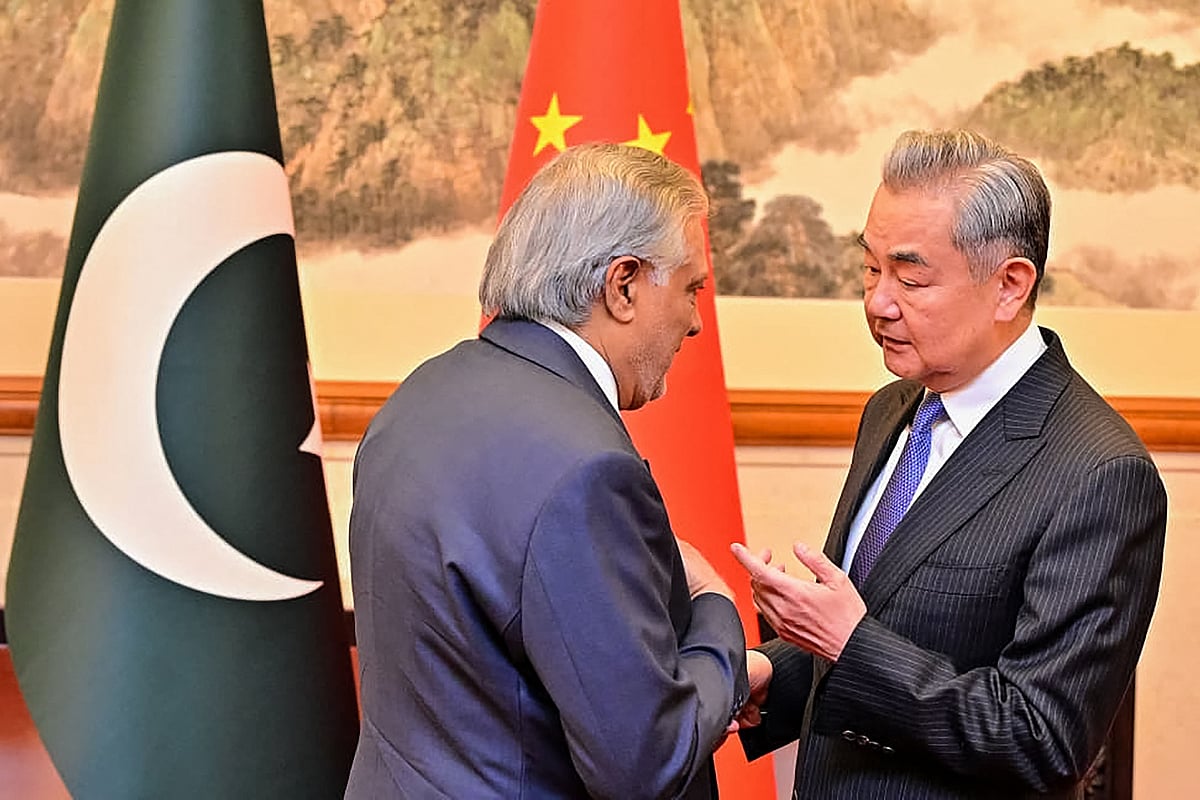 This handout photograph taken on March 31, 2026 and released by Pakistan's Ministry of Foreign Affairs shows China's Foreign Minister Wang Yi (R) speaking with his Pakistani counterpart Ishaq Dar in Beijing. China and Pakistan will "strengthen" their cooperation on Iran, Beijing's foreign ministry said on March 31, as senior Islamabad officials visited the Chinese capital. (Photo by Pakistan's Ministry of Foreign Affairs / AFP) / RESTRICTED TO EDITORIAL USE - MANDATORY CREDIT "AFP PHOTO/Pakistan's Ministry of Foreign Affairs/-" - HANDOUT - NO MARKETING NO ADVERTISING CAMPAIGNS - DISTRIBUTED AS A SERVICE TO CLIENTS