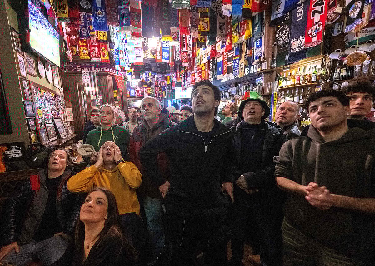 Italy fans react while watching the FIFA World Cup 2026 European qualification final football match between Bosnia-Herzegovina and Italy on a screen in a pub in central Rome on March 31, 2026