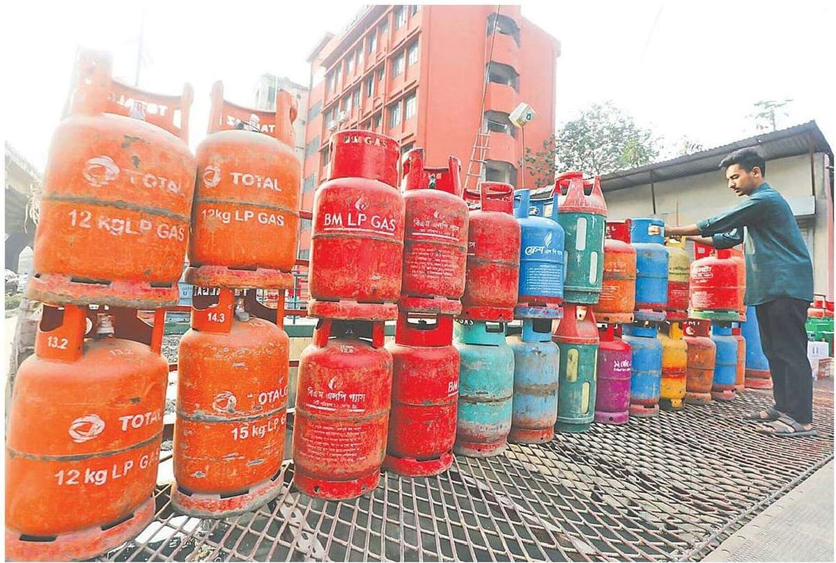 A photo shows a batch of LPG cylinders.