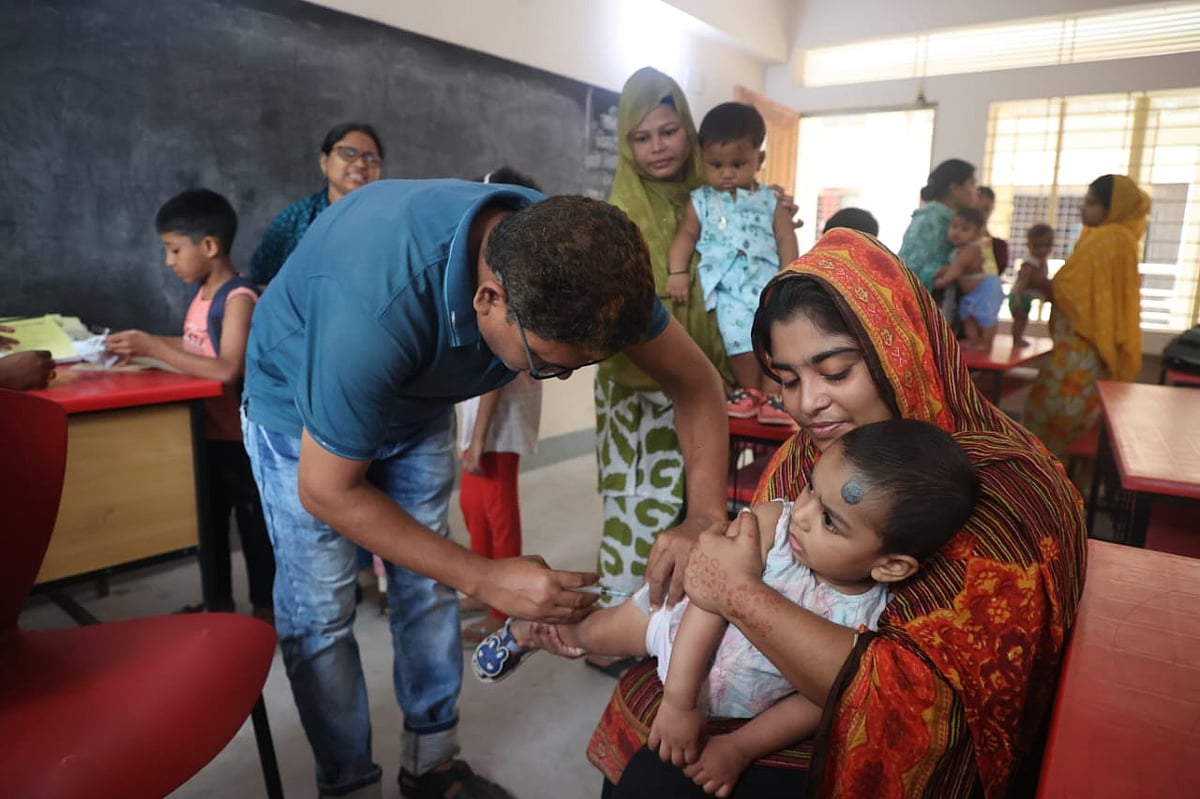 Children are being vaccinated under the special measles immunisation campaign at Government Primary School No. 2, Poddarpara, Srinagar, Munshiganj on 5 April 2026
