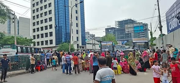 Garment workers from Nassa Group blocked the road at the Tejgaon Link Road intersection in the Mohakhali and Nabisco areas of the capital at around 10:00 am on 5 April 2026