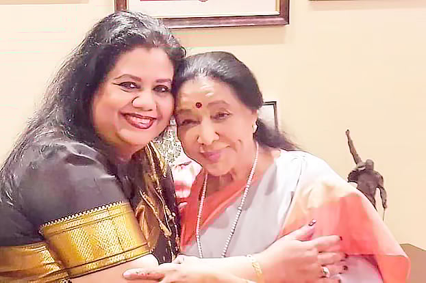 Runa Laila with Asha Bhosle at the latter's home.