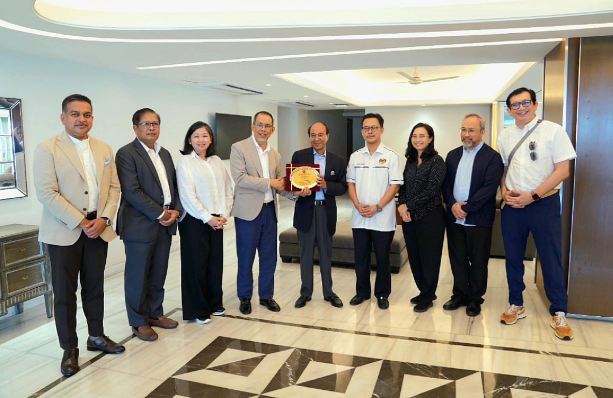 A delegation of diplomats from six countries recently visited the Meghna Industrial Economic Zone (MIEZ) in Sonargaon, Narayanganj to explore investment opportunities in Bangladesh.