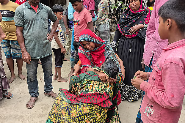 Wails of grief fill the homes of farm workers after news of the fatal accident.
This morning in Bhaigor village of Jotbani union, Birampur upazila, Dinajpur.