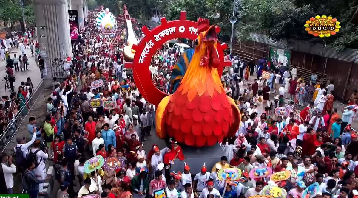 The procession that came out from in front of the Faculty of Fine Arts saw participation from people of all walks of life, including teachers and students of Dhaka University.