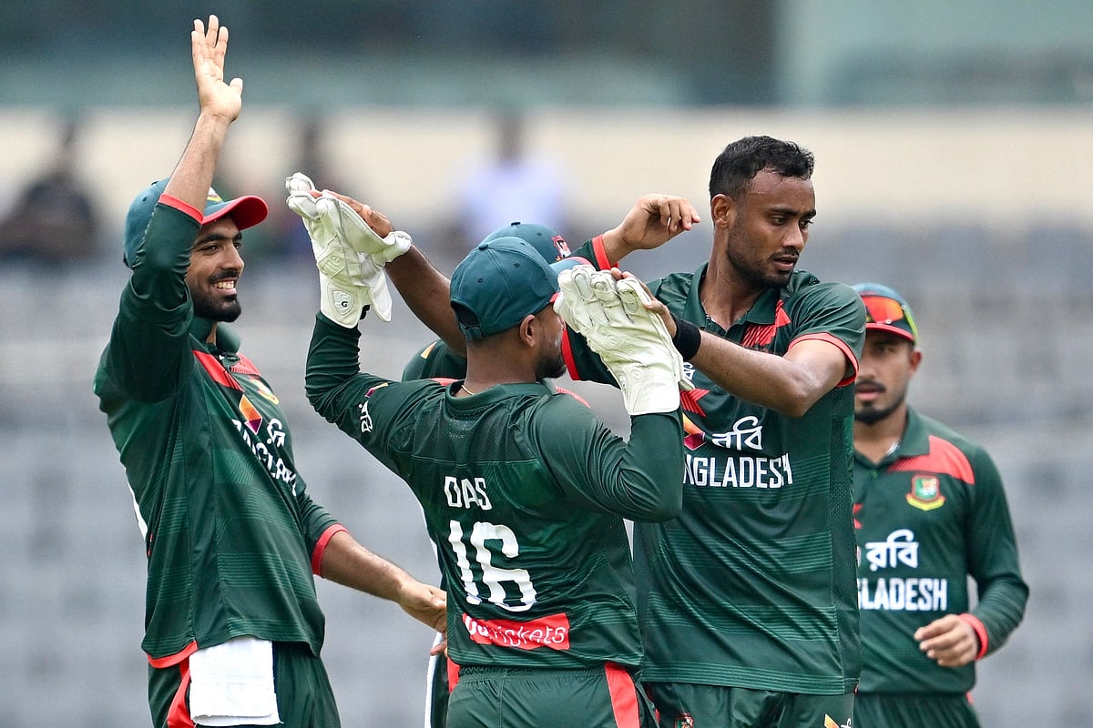 Bangladesh’s Shoriful Islam (2R) celebrates with teammates after taking the wicket of New Zealand’s Nick Kelly during the first one-day international (ODI) cricket match between Bangladesh and New Zealand, at Sher-e-Bangla National Stadium in Mirpur on 17 April, 2026. 