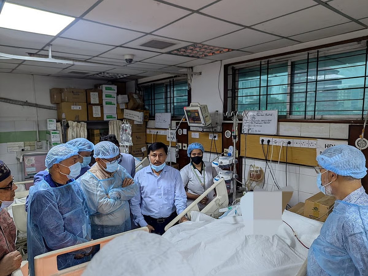 Health Minister Sardar Md Sakhawat Hossain, along with senior officials from the Ministry of Health, visited Shankar Prasad at the hospital on 14 April