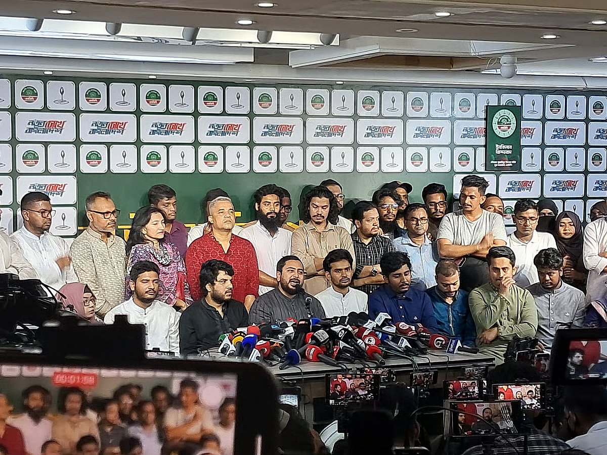 NCP Convener Nahid Islam welcomes the newly joined members of the party at the party’s temporary central office in Banglamotor, Dhaka on 19 APril 2026