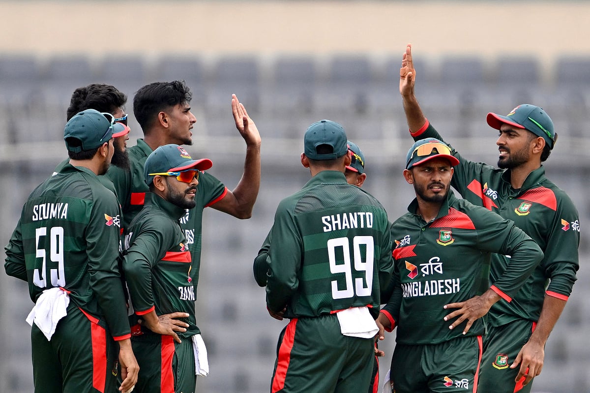 Bangladesh's Nahid Rana (3L) celebrates with teammates after taking the wicket of New Zealand's Henry Nicholls during the second one-day international (ODI) cricket match between Bangladesh and New Zealand at Sher-e-Bangla National Stadium in Mirpur on April 20, 2026