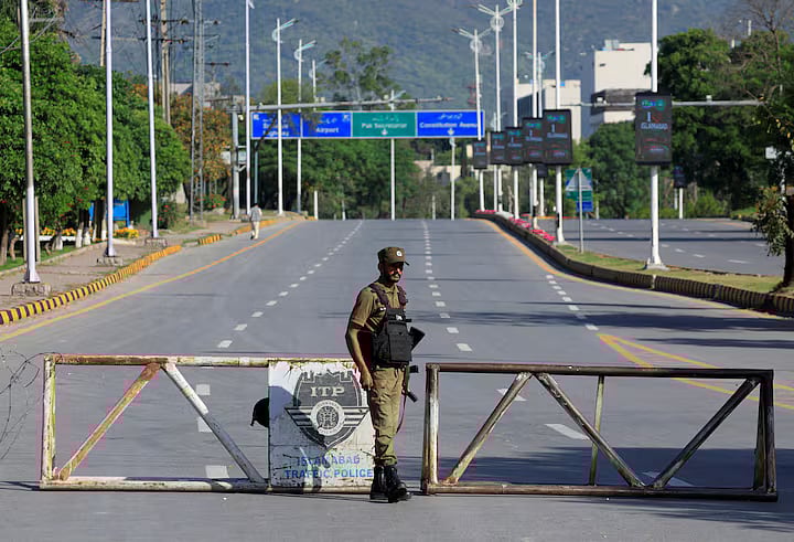 A Pakistani Army soldier stands guard on a road leading to Serena hotel, the venue for the second phase of peace talks between the United States and Iran hosted by Pakistan, in Islamabad, Pakistan, 20 April, 2026.