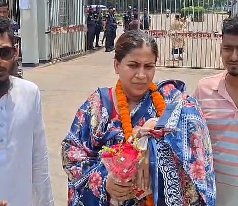 Shilpi Begum was welcomed by her party leaders and activists as she came out of prison. Photo taken at the prison gate on Wednesday noon