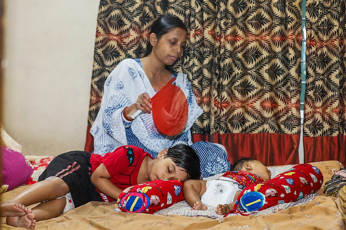 As the intensity of the heatwave has increased, so too has load-shedding. With no electricity, a woman is fanning her children with hand fans while leaving household work unfinished in the Firingi Bazaar area of Chattogram city.