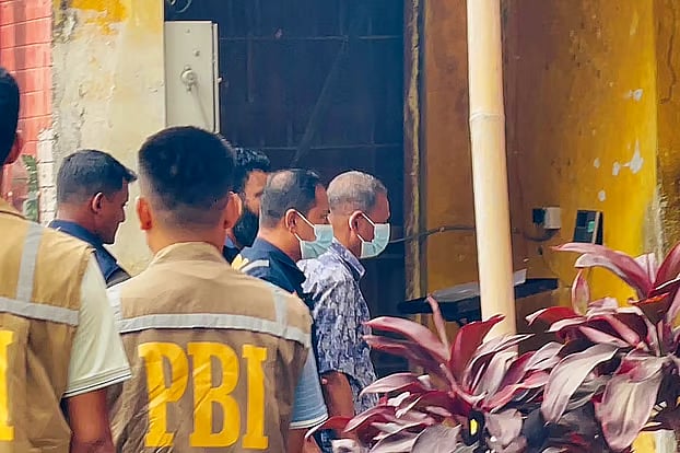 After completion of remand, retired army personnel Hafizur Rahman, arrested in the Sohagi Jahan Tonu murder case, is being taken from court to jail under tight security. Saturday morning.