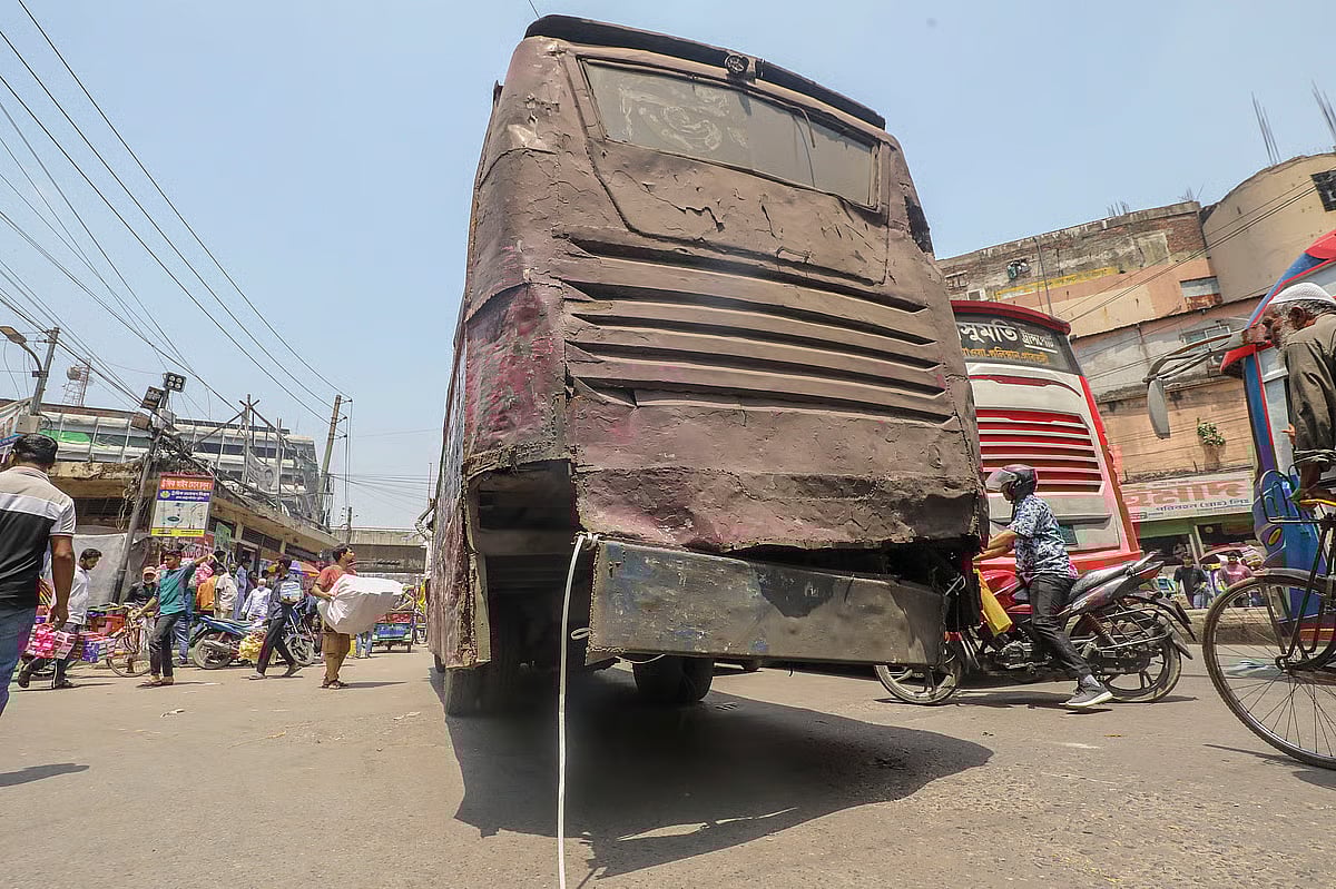 This is a bus operating on the capital’s roads. To prevent the rear part of its structure (body) from collapsing, it has been tied with ropes and chains. Photo taken on April 12 in Gulistan, Dhaka.
