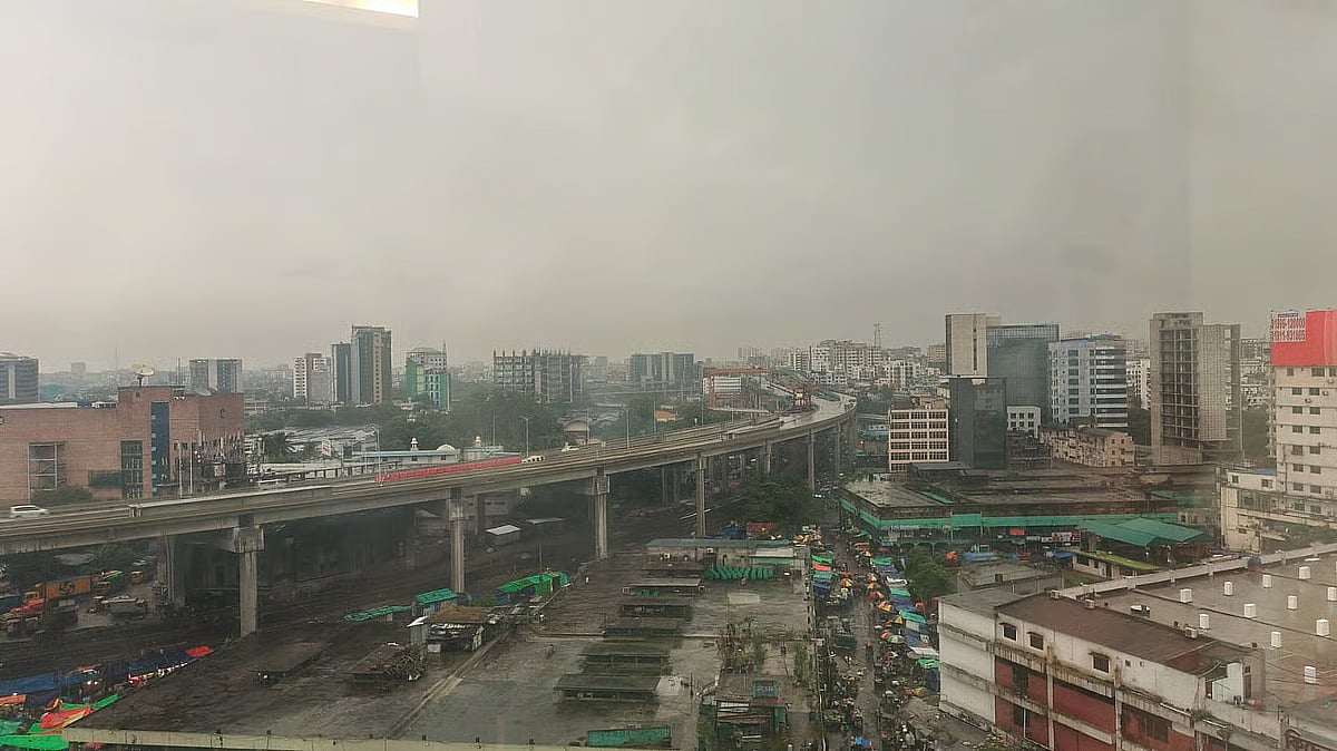 Rain has been falling in the capital since Wednesday morning. Karwan Bazar area, Dhaka, 29 April 2026.