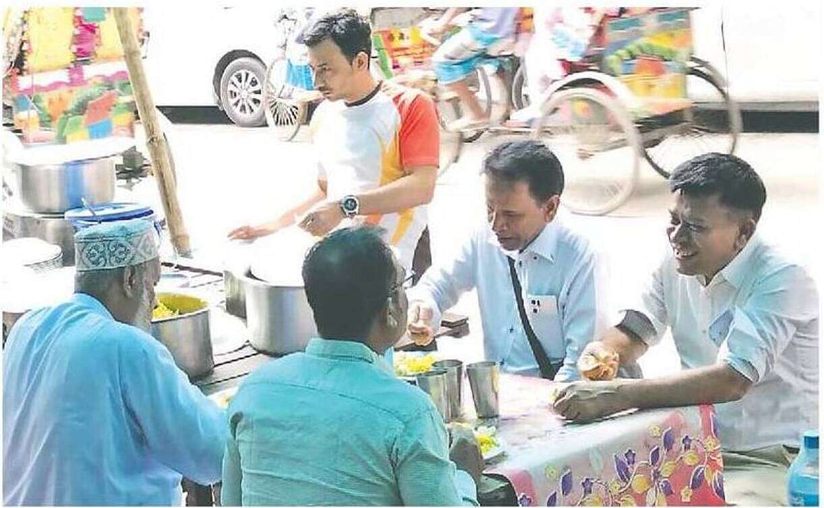 Some people are eating lunch at a roadside stall near Agargaon Metro Station in Dhaka on 28 April 2026