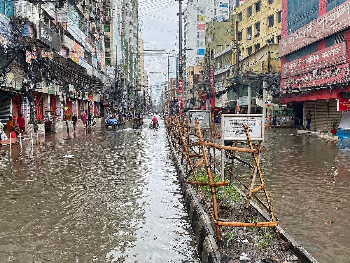 The road at the Green Road–Panthapath signal was submerged in water at 7:30 am on 1 May 2026.