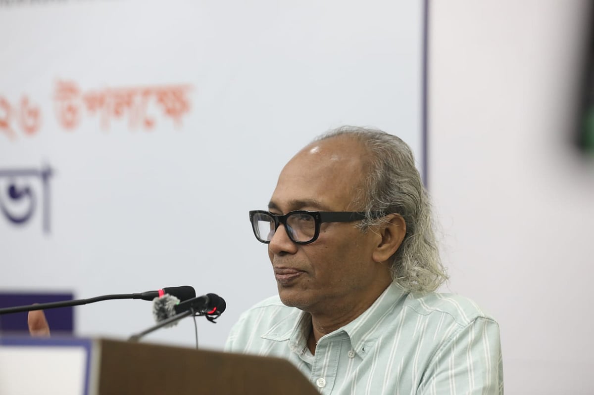 Nurul Kabir, President of the Editors’ Council and Editor of New Age, addresses a discussion organised by the Editors’ Council and the Newspaper Owners’ Association of Bangladesh (NOAB) to mark World Press Freedom Day 2026 on 3 May 2026