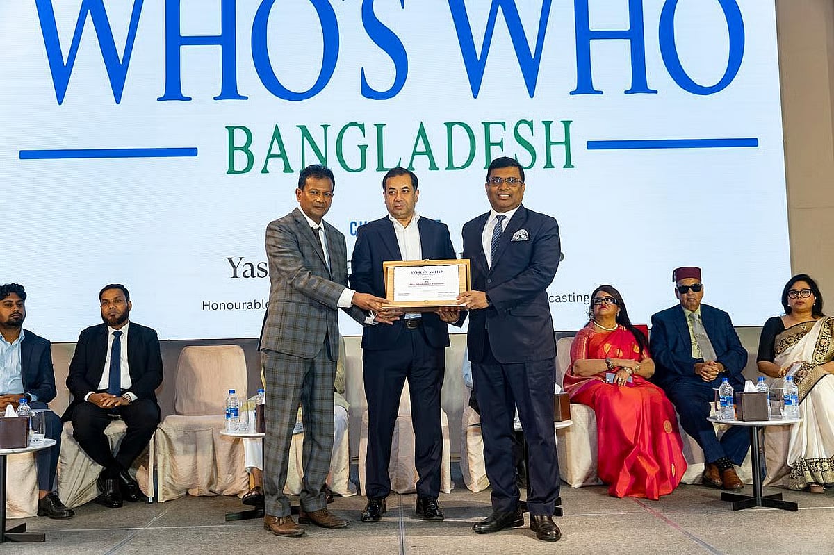 Shakawath Hossain (right), chief executive officer (CEO) of Hotel Sheraton and Westin, receives the ‘Who’s Who Bangladesh 2026’ award from state minister for Information and Broadcasting Yeaser Khan Choudhury (centre). The award was presented recently at a hotel in the capital.