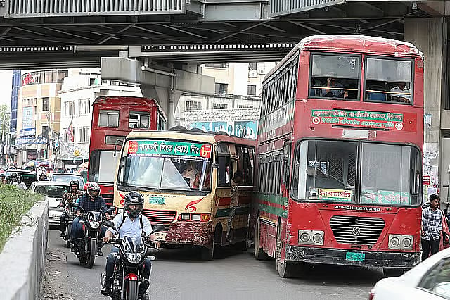 In the capital, the random stopping of buses creates obstacles for other vehicles, leading to traffic congestion.