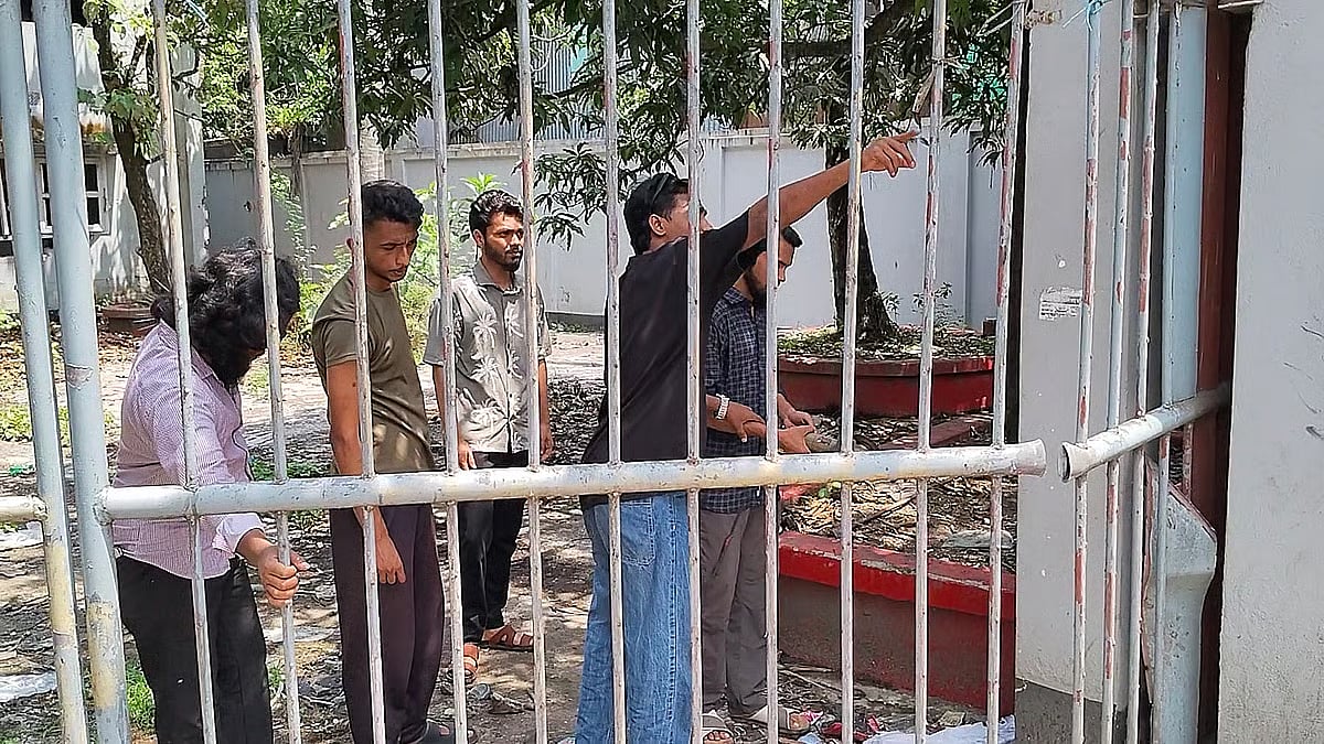 A group of students in Jhalakathi broke down the main gate of the abandoned house of Amir Hossain Amu on Ronald's Road, Jhalakathi.