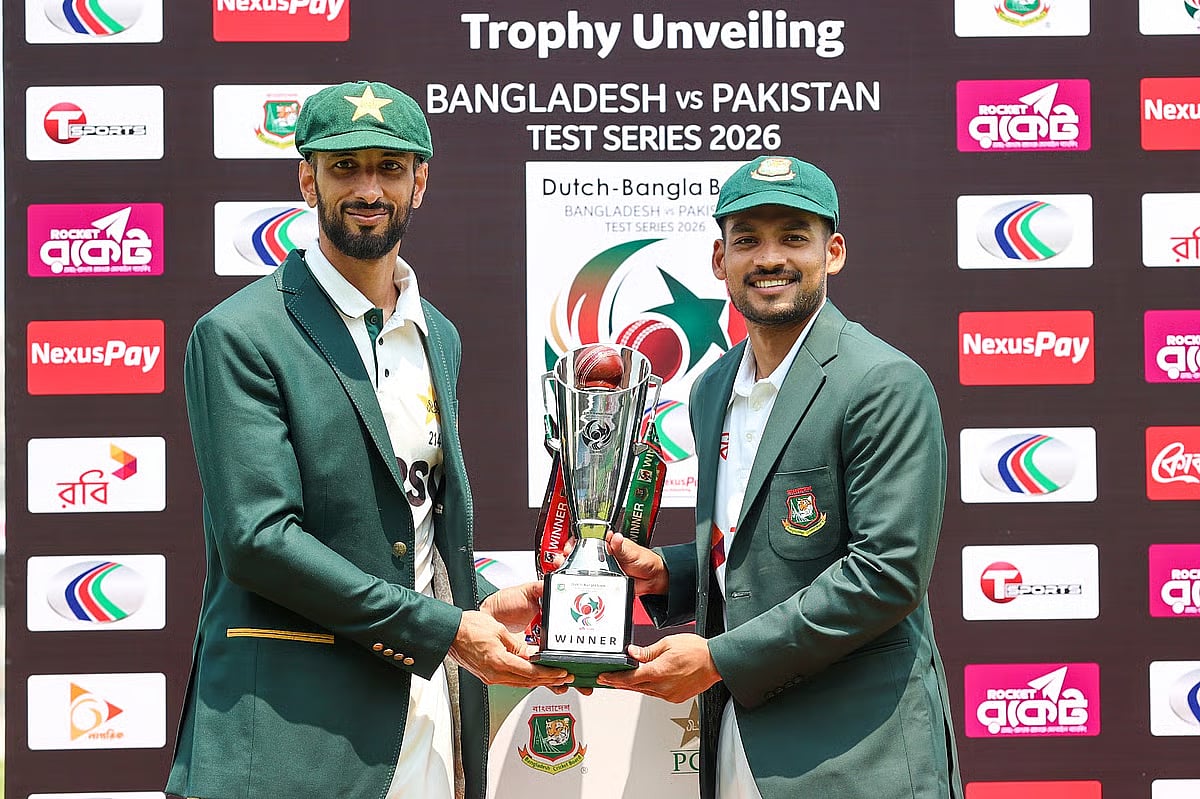 Bangladesh captain Najmul Hossain and Pakistan captain Shan Masud pose with Test series trophy in Mirpur on 7 May.