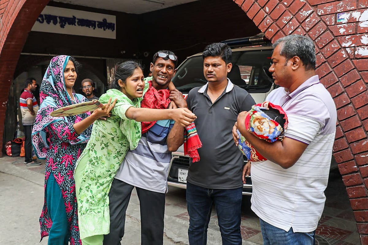 Relatives wail after a child dies of measles at Bangladesh Shishu Hospital and Institute in Dhaka on 26 April 2026.