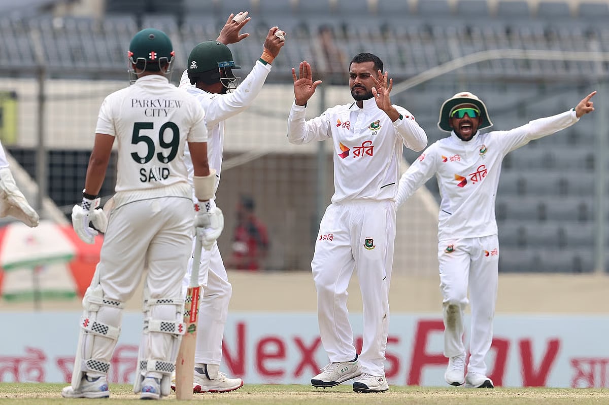 Bangladesh off-spinner Mehidy Hasan Miraz celebrates a Pakistan wicket with teammates at Sher-e-Bangla National Cricket Stadium, Mirpur, Dhaka on 10 May 2026