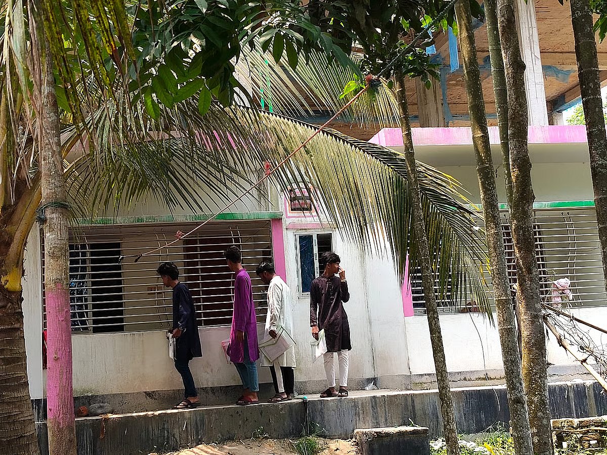 Local residents and students crowded around the house in Rautkona village of Kapasia upazila of Gazipur, from where the bodies of five people were recovered. The photo is taken in the afternoon of 10 May 2026.