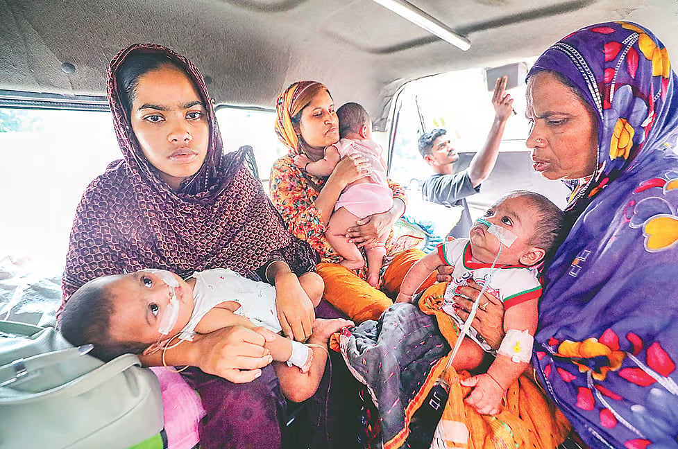 Shabnur Begum (left) arrives at the DNCC Covid Hospital in Mahakhali, Dhaka, from Cumilla with her seven-month-old triplets suffering from measles. Two of her sons, Yusuf and Imran, are admitted to the ICU, while her other child, Yasmin, receives treatment in the children’s ward. The photo is taken on 10 May 2026.