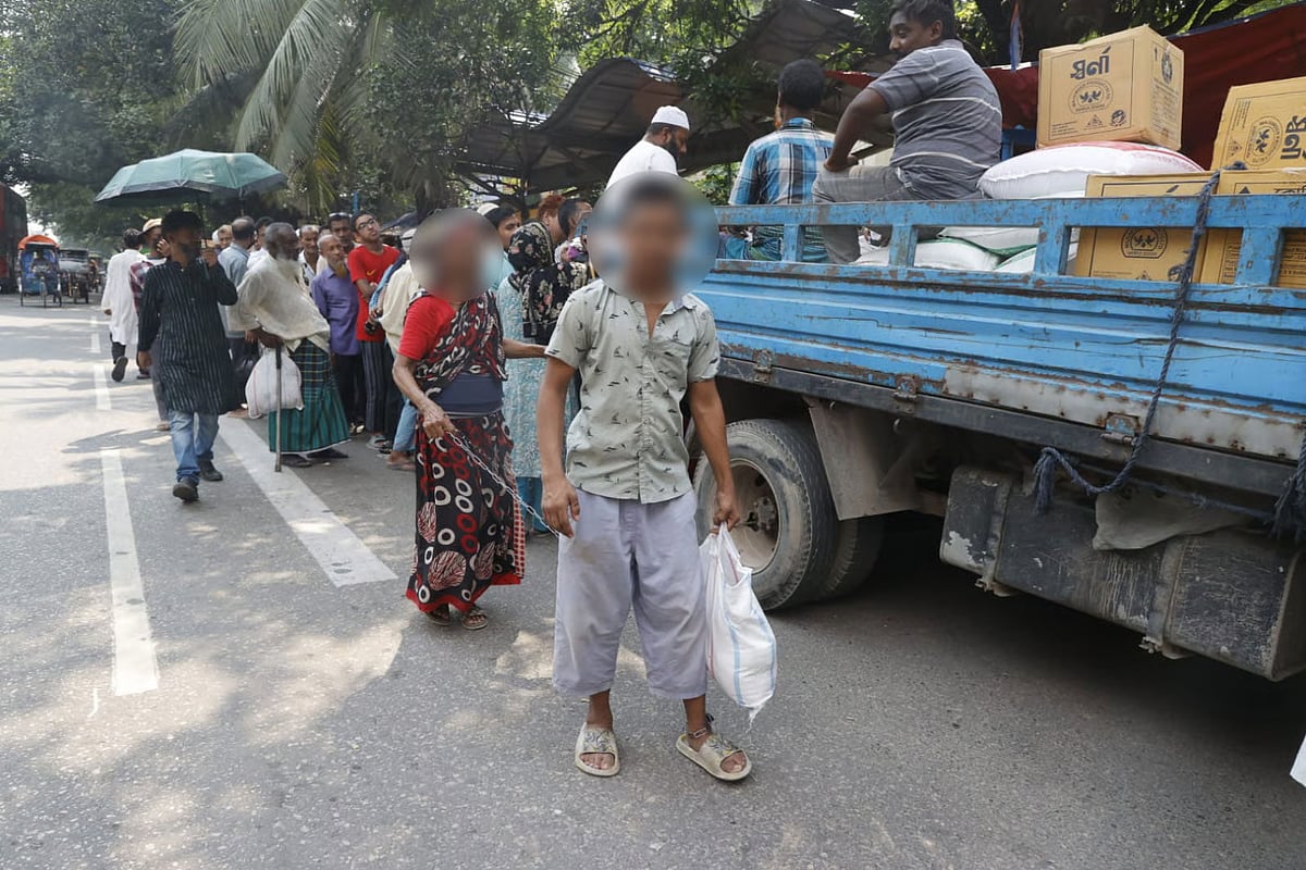 At around 2:30 pm on Tuesday, a scene in front of the Mirpur Heart Foundation showing a TCB product sales truck. Seventy-year-old Salema Begum stands in the queue for TCB goods with 15-year-old teenager Saiful Islam, a person with special needs, who has been tied with a chain.