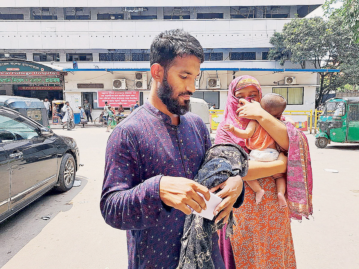 Five-month-old twins Raisa and Rumaisa. Raisa died in the morning due to post-measles complications. The parents are returning to Faridpur with the body of one daughter and another daughter infected with measles. In front of Dhaka Medical College Hospital yesterday afternoon. 