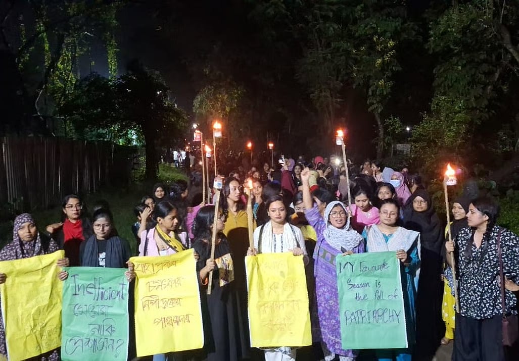 More than thousand female students brought out protest march from the Tarzan area of Jahangirnagar University