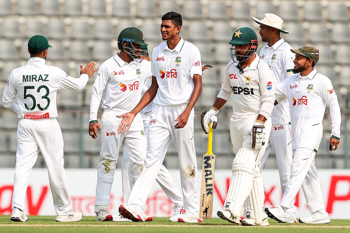 Nahid Rana celebrates a wicket with team mates in the first innigs of the second Test against Pakistan at Sylhet International Stadium on 17 May 2026
