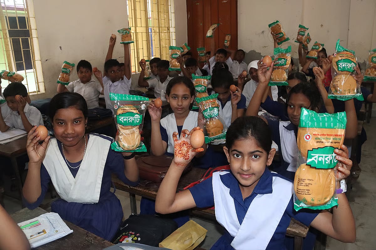 Under the school feeding programme, children in every school are being given buns, eggs, and bananas five days a week. Students are delighted to receive eggs, buns, and bananas. Riyazuddin Government Primary School, Paschim Khabaspur, Faridpur, 30 March 2026