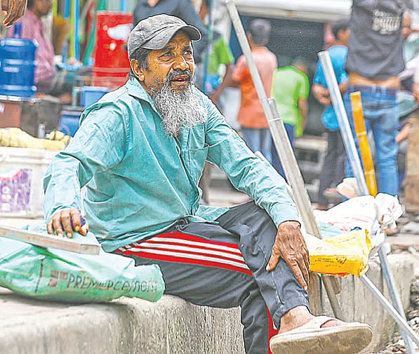 Day labourer Darun Ali waits for work. Photo taken from in front of Fakirapool Water Tank in Dhaka around 7:00 am on 18 May 2026.