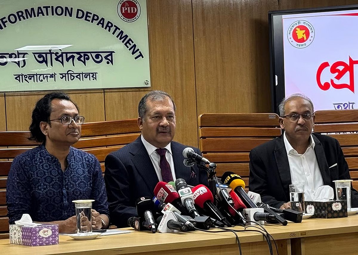 Prime Minister Tarique Rahman’s adviser on information and broadcasting affairs, Zahed Ur Rahman (L), at a a regular press briefing organised by the Ministry of Information to highlight the government’s activities at the Secretariat on 19 May 2026