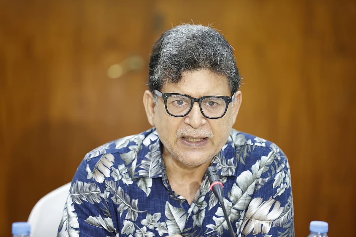 Former caretaker government adviser and economist Hossain Zillur Rahman speaks at a roundtable organised by Prothom Alo at a hotel in Dhaka on 21 May 2026.